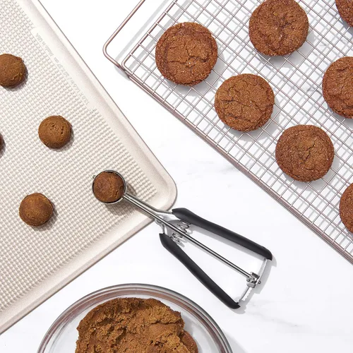 Vista 8 de Fábrica de galletas OXO Good Grips, Cuchara para galletas Good Grips®, pequeña, S, Acero inoxidable