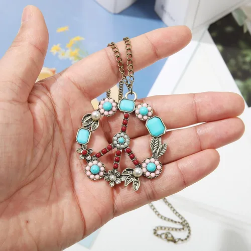 Vista 6 de AWAYTR Juego de 3 piezas de disfraz hippie para mujer, diadema de flores bohemias de los años 70, collar dorado con signo de la paz, lentes de sol