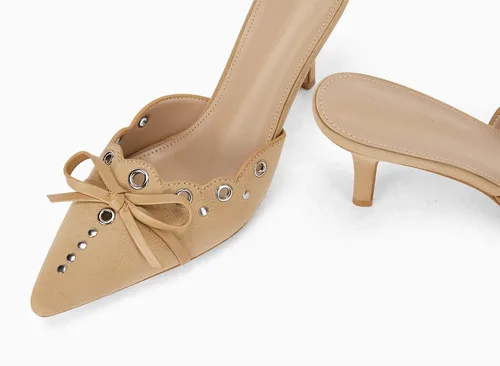 Vista 6 de Coutgo Zapatos de tacón de tacón puntiagudo con pajarita para mujer, con tachuelas, sin espalda, zapatos de tacón de aguja para vestir