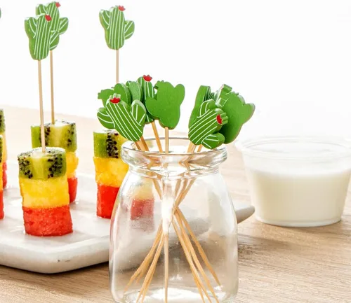 Vista 4 de Restaurantware Brochetas de bambú de 4.7 pulgadas, 100 brochetas decorativas duraderas, cactus con diseño de flores, desechables, de bambú verde