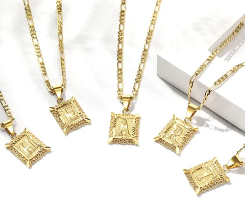 Vista 4 de KissYan Collar Figaro con dije y letra inicial para hombres y mujeres collar chapado en oro de 18 quilates con dije de monograma cuadrado letras