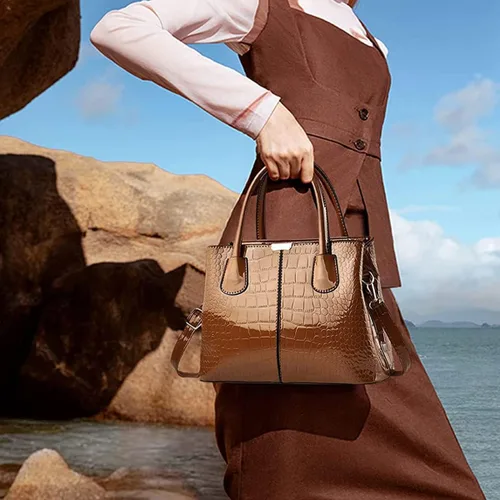 Vista 2 de XingChen Bolso de mano y bolso para mujer, de charol, diseño de cocodrilo, con asa superior, cartera