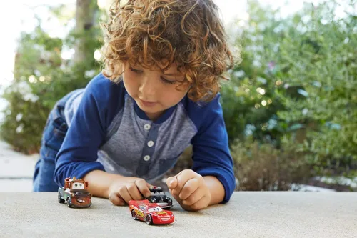 Vista 9 de Mattel Disney y Pixar Cars Toys, Radiator Springs, paquete de 3 autos y camiones de juguete fundidos a presión con Lightning McQueen, Mater y Sheriff