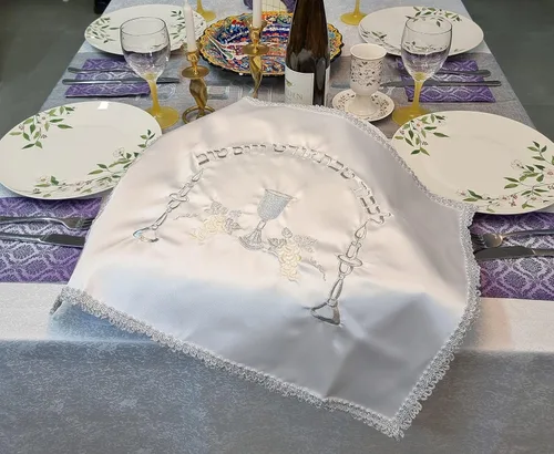 Vista 3 de Cubierta de pan de jalá blanca con diseño bordado de flecos plateados Israel Judaica, 20 x 16 pulgadas