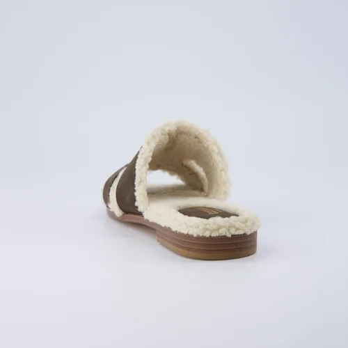 Vista 5 de CUSHIONAIRE Sandalia Voyage Fur Faux Shearling para mujer + espuma viscoelástica, anchos disponibles