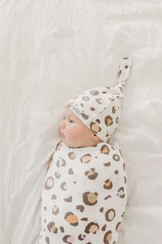 Vista 43 de Copper Pearl Gorro de bebé con nudo superior elástico suave Millie