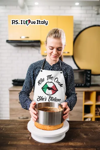Vista 3 de P.S. I Love Italy Kiss The Cook She's - Delantal italiano con temática italiana, delantales con peto geniales y bonitos para hombres y mujeres