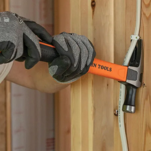 Vista 9 de Klein Tools H80718 Martillo de garra recta con cabeza lisa, 18 onzas, mango de agarre antideslizante de fibra de vidrio con orificio de sujeción, 15