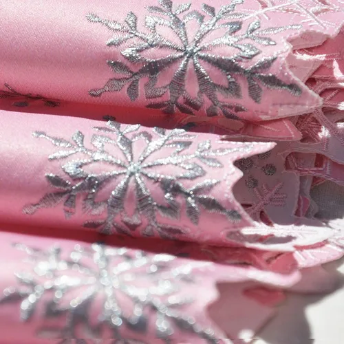 Vista 5 de Caminos de mesa bordados de copos de nieve rosados para Navidad e invierno (rosa, 14 x 34 pulgadas)