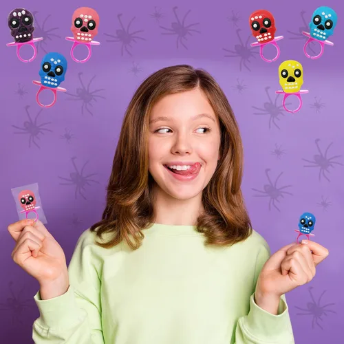 Vista 6 de Fruidles Anillos duros de calavera de Halloween, Día de los Muertos, envueltos individualmente (paquete de 12)
