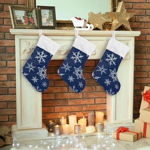 Vista 7 de YETTASBIN Paquete de 1 calcetín de Navidad de copo de nieve azul, calcetines colgantes grandes para chimenea con puño de piel de felpa