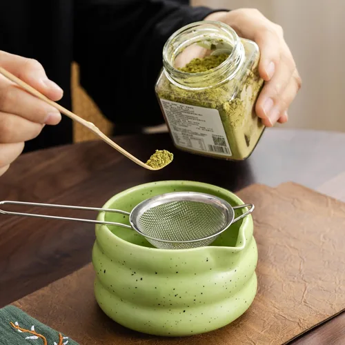 Vista 3 de Juego de té matcha japonés de 7 piezas, kit de matcha con cuenco de matcha (con boquilla de vertido), batidor de matcha, soporte para batidor Verde