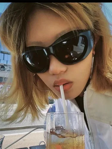Vista 2 de SORVINO Gafas de sol envolventes para mujeres y hombres, moda Y2k, de gran tamaño, futuristas, ovaladas, infladas, color negro y beige