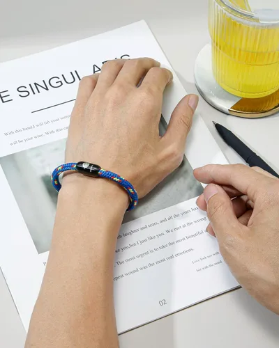 Vista 2 de Pulsera de cuerda náutica hecha a mano para hombres y mujeres, diseño elegante y duradero con encanto inspirado en la marina