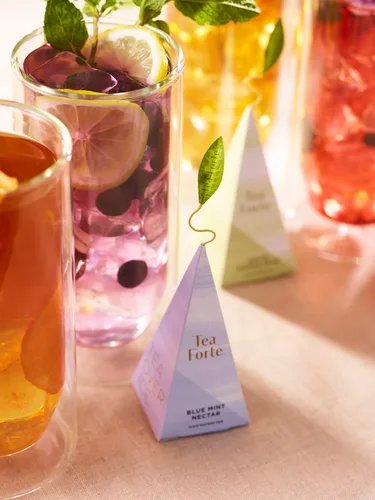 Vista 9 de Tea Forte Tea Over Ice Blue Mint Nectar - Mezcla Premium de té helado de hierbas orgánicas sin cafeína, 5 bolsas de té con infusor piramidal hechas