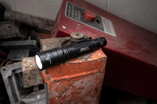Vista 5 de SureFire EDCL2-T - Luz de transporte de mano, color negro, 1200 lúmenes, paquete de 1