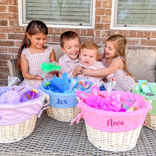 Vista 2 de Personalization Universe Cesta de Pascua clásica personalizada – Forro bordado de cesta a cuadros verdes – Regalo de Pascua personalizado para niños