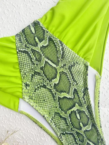 Vista 5 de WDIRARA Traje de baño de dos piezas para mujer, con estampado de piel de serpiente y corte entrecruzado