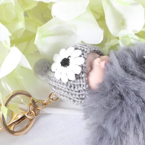 Vista 2 de Garneck Doll Pom Pom Llavero lindo mullido bebé muñeca llavero pompón mujeres coche llavero cartera bolsa teléfono colgante bolsa encanto gris