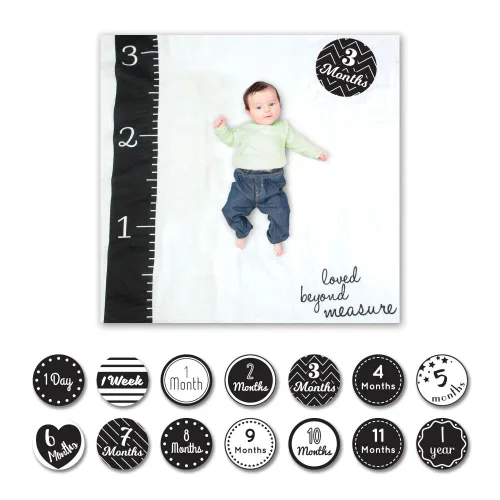 Vista 2 de lulujo Juego de manta y tarjetas para el primer año del bebé, Loved Beyond Measure