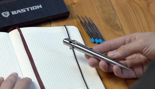Vista 9 de BASTION® Bolígrafo de acción de perno de lujo, bolígrafo profesional duradero con punta fina, bolígrafo táctico EDC recargable de tinta – 100% acero