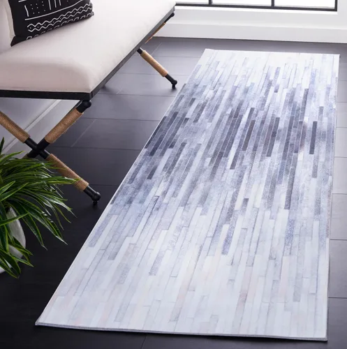 Vista 2 de SAFAVIEH Alfombra lavable de piel sintética, alfombra de pasillo de 2 pies 6 pulgadas x 6 pies, marfil y gris claro, antideslizante