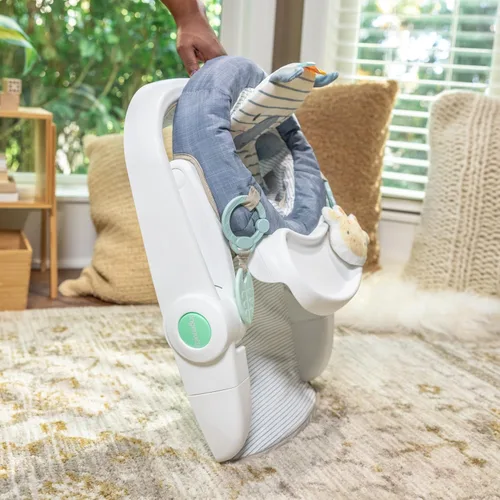 Vista 12 de Ingenuity Prop Spot Asiento de Piso para Aprender a Sentarse para Bebé, Bandeja Removible, 2 Juguetes Enlazables, Estera para Tiempo de Barriga Casi