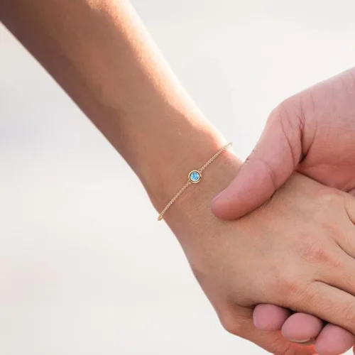 Vista 5 de Pulsera minimalista de topacio azul redondo de 0.14 quilates, oro de 14 quilates
