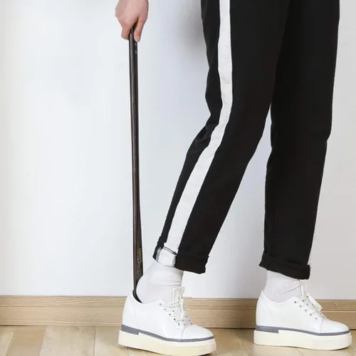 Vista 2 de Yizc Calzador de madera de 27 pulgadas de mango largo, cuerno de zapato con correa de piel de vaca para hombres, mujeres, niños y personas mayores
