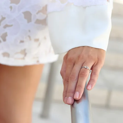 Vista 5 de Anillo de oro blanco sólido de 14 quilates de alto pulido liso oro celta nudo de amor anillo de promesa (tamaño 5 a 9)