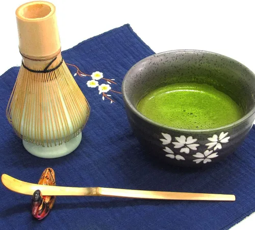 Vista 7 de Artcome Juego de té Matcha japonés, batidor Matcha, cuchara tradicional, tazón Matcha, bandeja de bambú negro, soporte de batidor de cerámica