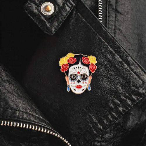 Vista 3 de Flairs New York - Broche de solapa esmaltado hecho a mano, Frida Kahlo Día de los Muertos