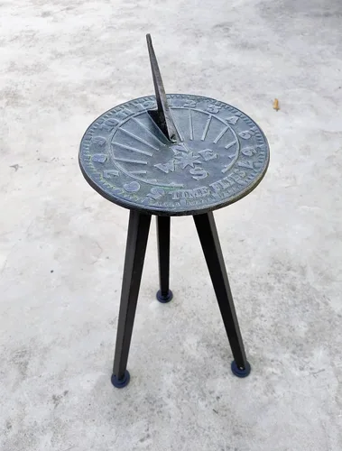 Vista 2 de Numbers Sundial de hierro fundido, acabado Verdigris con soporte, 10 pulgadas de diámetro