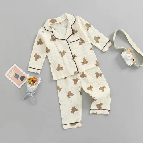 Vista 2 de BULINGNA - Juego de pijama de dos piezas para niños, niño y niña, con botones, camiseta y pantalones cortos con diseño de oso, ropa de dormir