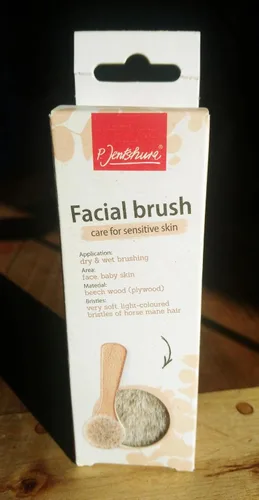 Vista 2 de El original Made in Germany: P.Jentschura Cepillo facial con mango de madera hecho con melena de caballo pura natural