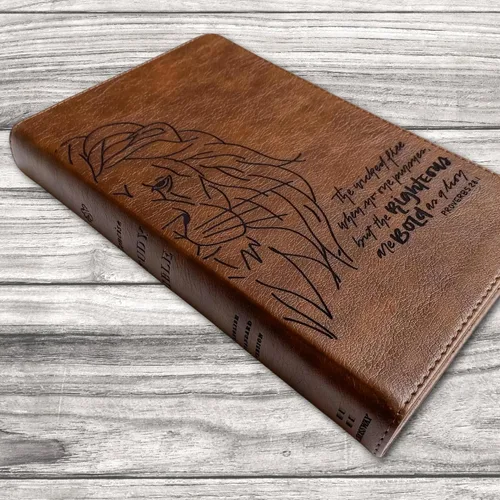 Vista 3 de Biblia de estudio concisa ESV Personalizado con nombre El diseño personalizado está grabado a mano y grabado con láser Regalo para: bautismo
