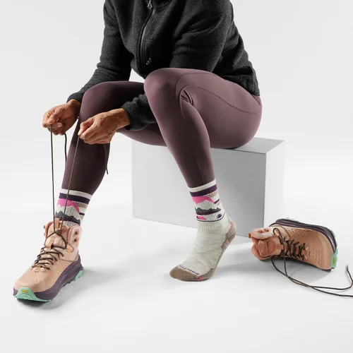 Vista 2 de Smartwool Calcetines de montaña de media caña para mujer con amortiguación ligera Ceniza