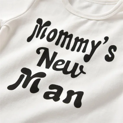 Vista 4 de Conjunto de 3 piezas de ropa para bebés y niños, mameluco con letras, pantalones, sombrero