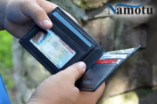 Vista 8 de Namotu Cartera de fibra de carbono real con tecnología de bloqueo RFID, cuero en bisagras y moldura ventana de identificación para hombre delgado