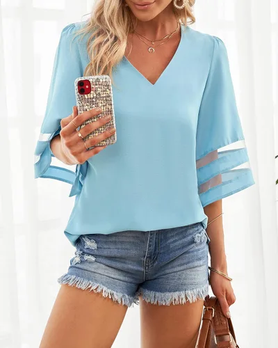 Vista 4 de LookbookStore - Blusa para mujer con paneles de malla cuello en V manga acampanada de 34 y corte holgado