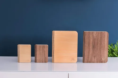 Vista 5 de Gingko Mini luz LED de escritorio inteligente con acabado de madera natural, recargable con cargador micro USB, nogal