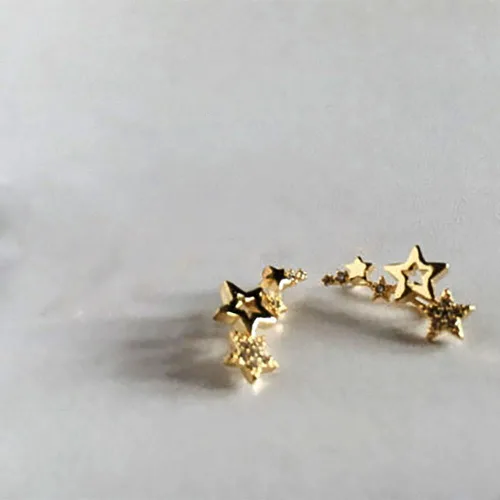 Vista 2 de Koguxuix Pendientes de estrella curvados con cristales dorados y plateados, diseño de estrella de vid con circonita cúbica (dorado)