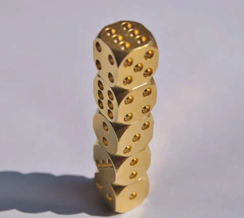 Vista 7 de eoocvt 5 en 1 Aleación de aluminio de precisión Metal sólido dados Poker Party Game Toy Portable Dice Hombre Novio Regalo - Cuadrado Oro