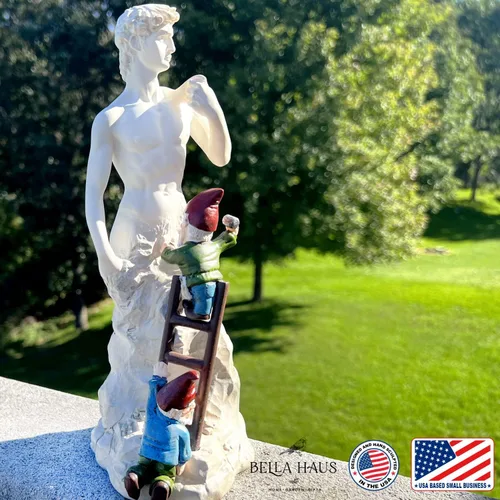 Vista 4 de Historia del arte por gnomos – Michelangelo crea la estatua de David Garden Estatua Poliresina 10.5 pulgadas de alto x 4 pulgadas de ancho x 4.5