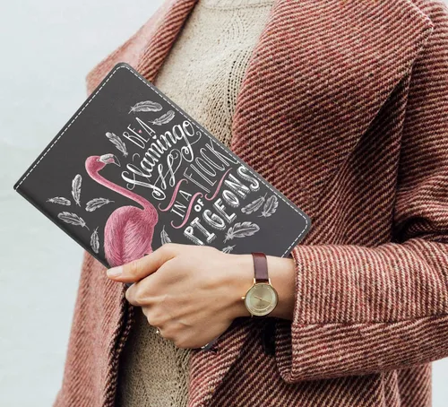 Vista 7 de Funda para tableta Amazon Fire HD 10/Fire HD 10 Plus (11ª generación, versión 2021), con cita inspiradora de «Be a Flamingo in a Flock», funda