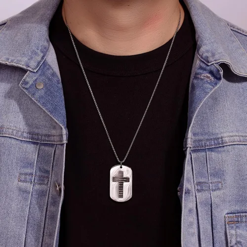 Vista 2 de Metro Jewelry Lord's Prayer - Collar con colgante de cruz tallada para hombre en acero inoxidable con chapado en iones negros en una cadena de caja