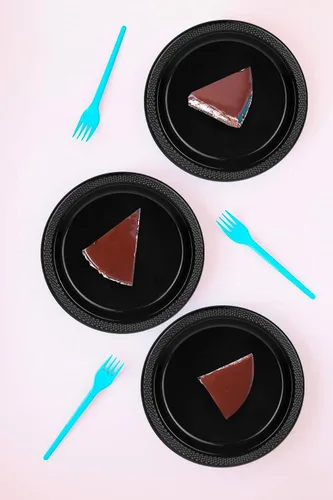 Vista 2 de DecorRack 30 platos pequeños de plástico, resistentes de 7 pulgadas, desechables para fiestas de cumpleaños de niños, platos de postre para tartas