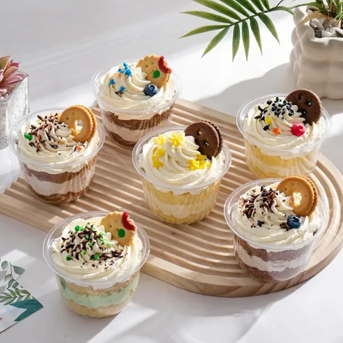 Vista 6 de Rainmae Paquete de 100 tazas de postre con tapas, vasos de plástico desechables apilables con tapas planas, tazas de helado de 10.1 fl oz/10 onzas