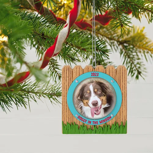 Vista 6 de Hallmark Keepsake - Adorno navideño 2023, marco de foto de perrito en la ventana, regalos con foto de mascotas