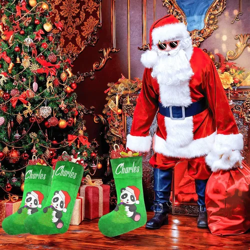 Vista 6 de Calcetines de Navidad con lindo panda verde personalizado con nombre, medias de Navidad personalizadas para la temporada de vacaciones familiares